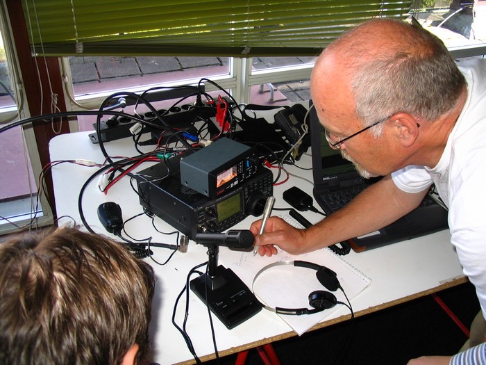 Hans PA7HPH actief met de IC 910H