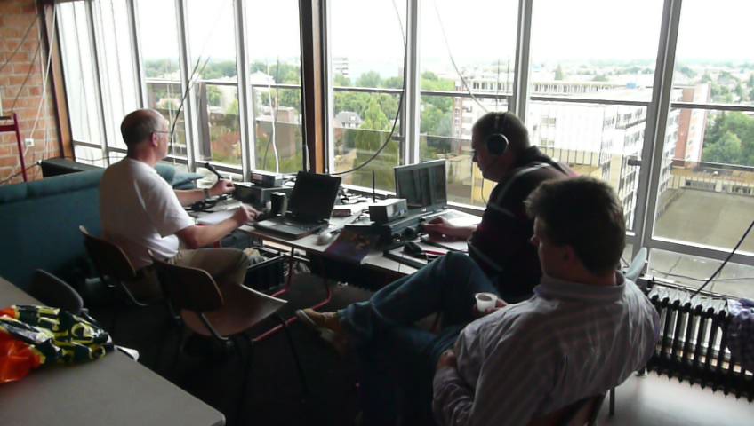 Hans, PA7HPH aan de sleutel en Clement aan de 6 meter set en Jim aan de koffie