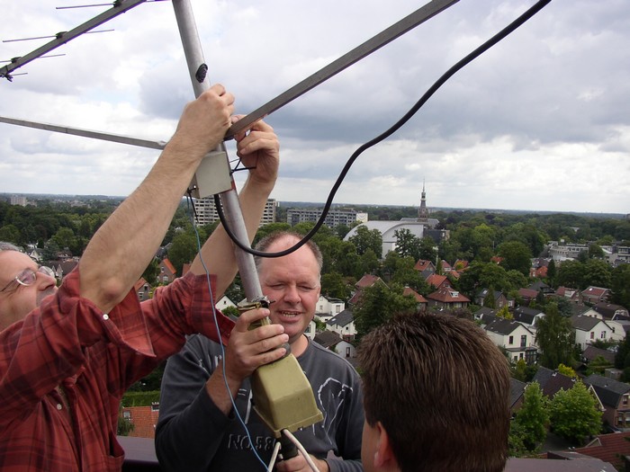 Wicher PD0WR,  Koen PA3BKO, Jim PA2JIM met het opzetten van de 70cm antenne