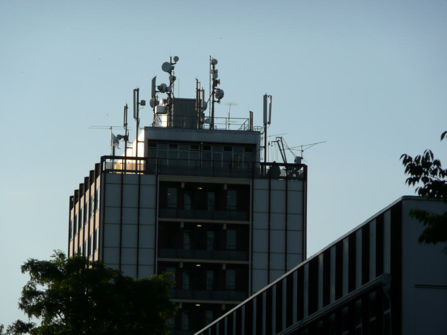 Als je goed kijkt zie je onze antennes ook.