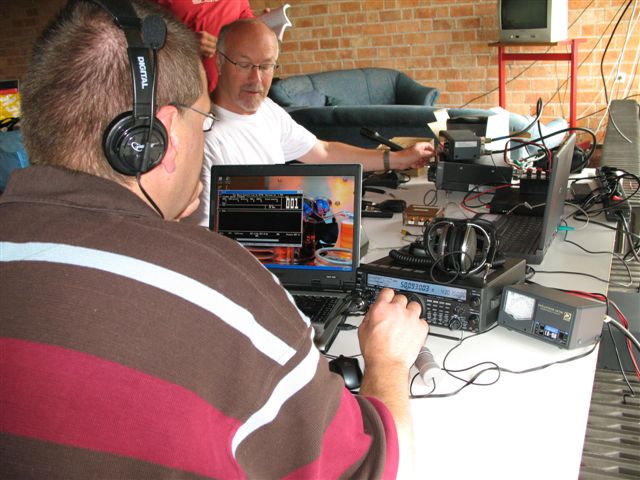 Clement PD4CK en Hans PA7HPH aan de sets voor 6 en 23 