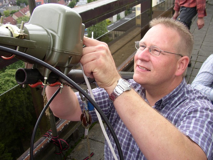 Henk, PA5VK met de montage van de rotor voor de 2 meter beam
