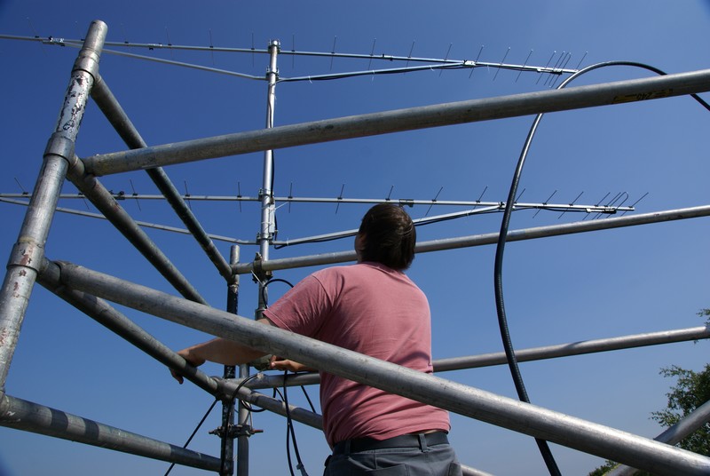 Dennis bevestigd de voedingskabels aan de 70cm antenne.