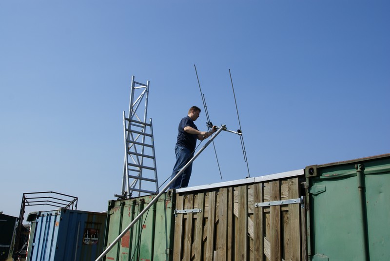 Jim PA2JIM monteerd de 6 meter antenne.
