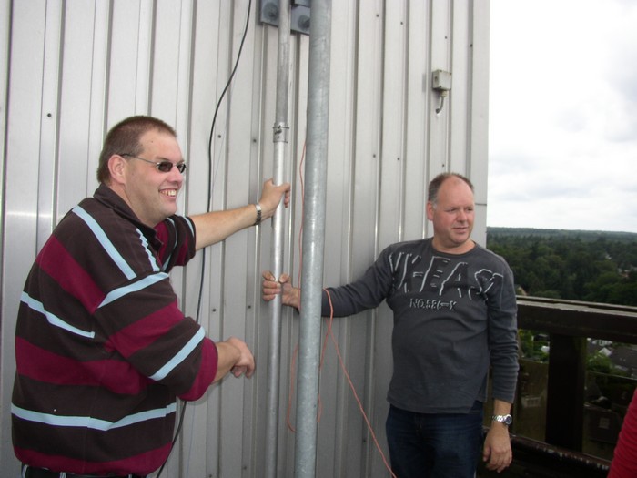 Clement,PD4CK en Wicher, PD4WR bij de 2 meter mast