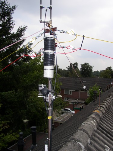 Bovenin de J antenne. Daaronder de dipool met filters. Daaronder de ATV antenne met camera. Haaks op het geheel de 6 meter dipool.