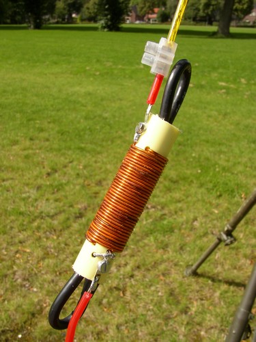 Een van de testspoelen met een stukje coax als condensator
