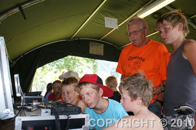De jeugd zelf achter de 2 m. set.