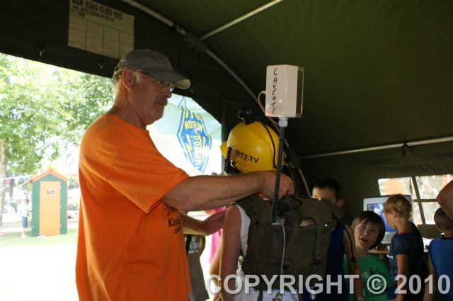 Hans PA7HPH bezig met het opzetten van de helm.