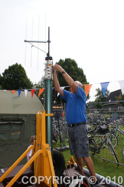 Henk PA0HFT zet de mobiele antenne op.