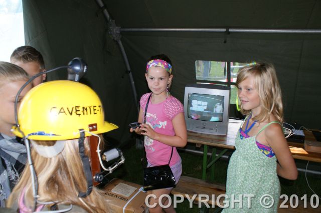 In de tent kon iedereen het volgen.