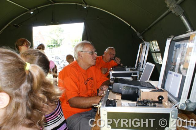 Jille achter det HF-koffer en Henk PA0HFT achter de VHF-koffer
