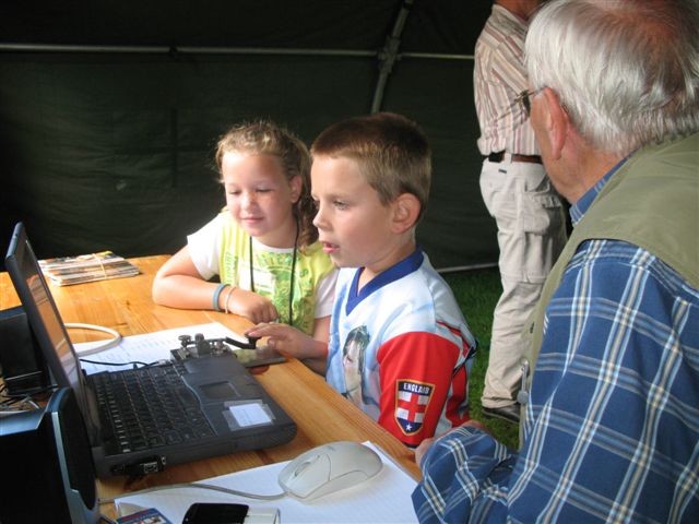 Meester Jille, PA1DV geeft les in morse.