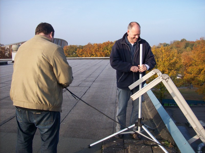 Wicher PD0WR en Jacco PE1RNA plaatsen de antenne voor het inpraat station