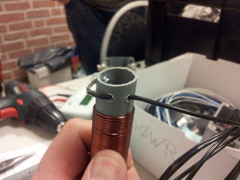 Het wikkelen van de verlengspoel. 100 windingen op een 19mm pijp. Draad 1mm.