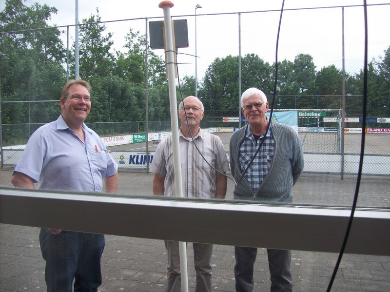 Henk en Gert kijken naar een uniek stukje vakwerk!