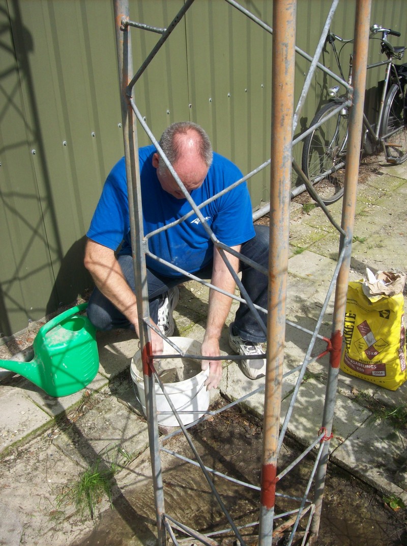 Wicher maakt met speciale specie de voet van de mast waterdicht