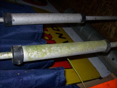 Totaal groen uit geslagen. De achterste spoel is reeds voorbehandeld.