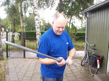 Wicher bezig met de voorbehandeling. het opschuren van de spoelen.