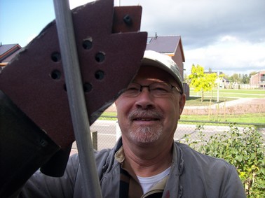 Hans PA7HPH bezig met het vuil te verwijderen endat viel niet mee. Het "weer" zat er goed in!