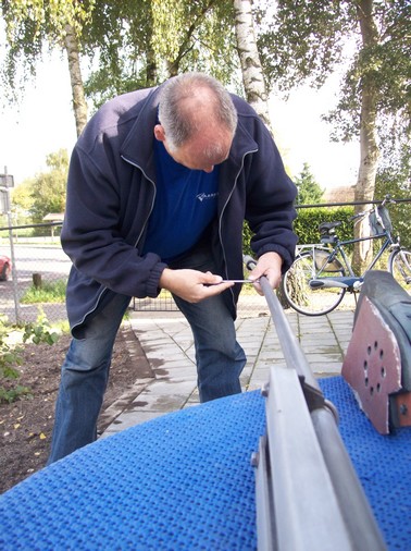 Alle schroeven werden vervangen door roestvrij staal met kruiskop.