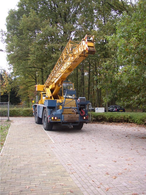 De kraan komt binnenrijden.