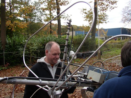 Wicher, PD0WR bezig met de montage van diverse antennes