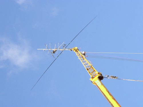 40 meter hoog. VHF en HF in de top