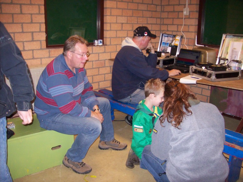 Wicher PD0WR bezig op HF. Op de voorgrond Henk PA5VK met qrp Jasper op bezoek.