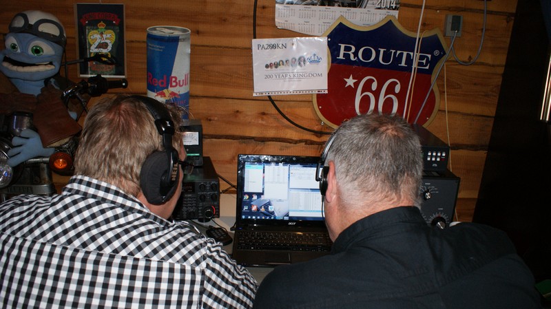Henk PA5VK en Wicher PD0WR achter het 20m station.