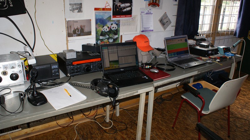 Het 40 m station FT920 met home made HF-versterker 400W.