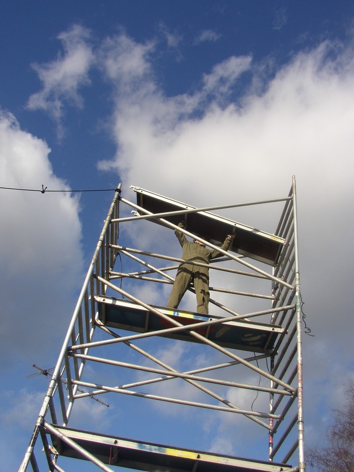 PA7HPH bezig met de steiger voor de 15 meter beam.