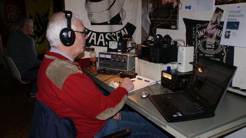 Gert PA5TS achter het 15m station. Soms rustig en soms even druk.