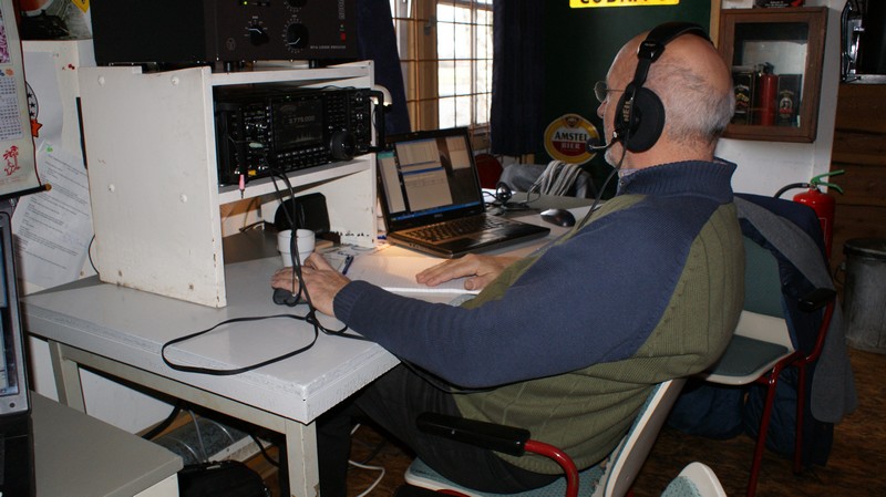 Ben PA0I achter het 80m station. Ook heel rustige band overdag.
