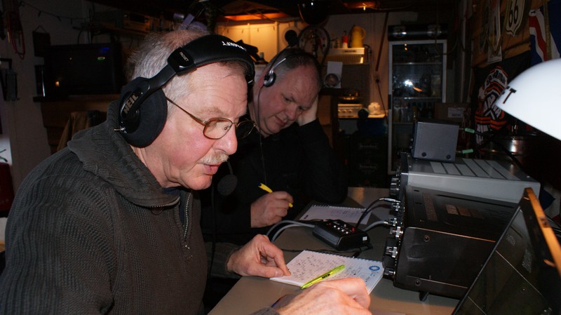 Henk PA0HFT achter het 20m station. Ging soms redelijk maar geen pile-up.