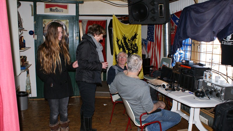 Thea en Damiet kwamen ook heel even langs. Uitleg van Hans PA0WYS.