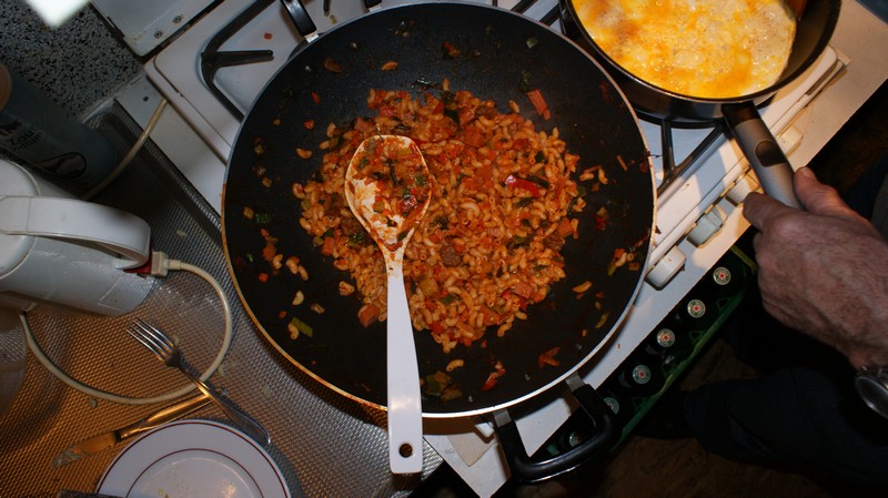 De pot van vandaag. Macaroni met alles erin!