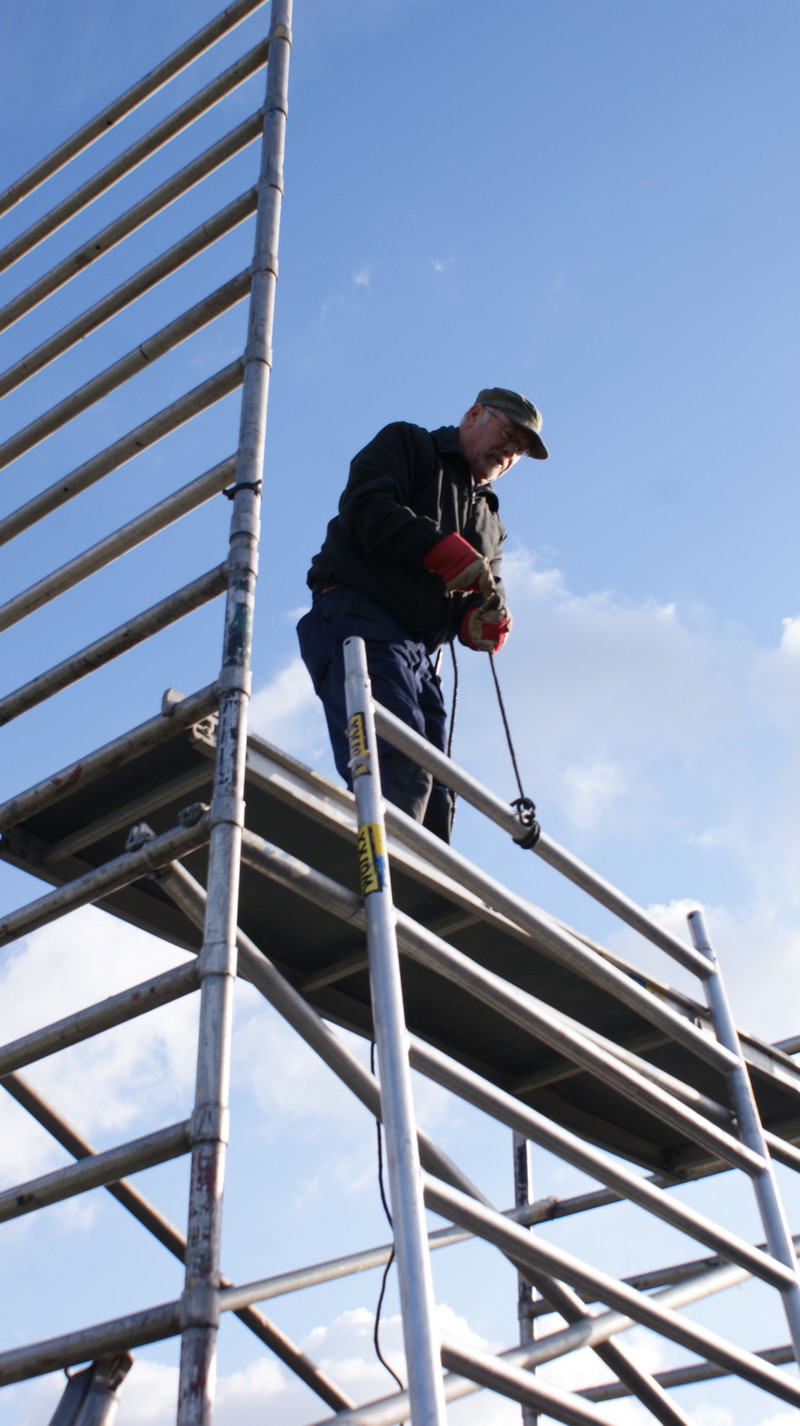 De opbouw van een steiger voor de FB13. (PA7HPH)