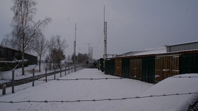 Zondag 10 februari. Een dikke laag sneeuw op het antenneterrein.
