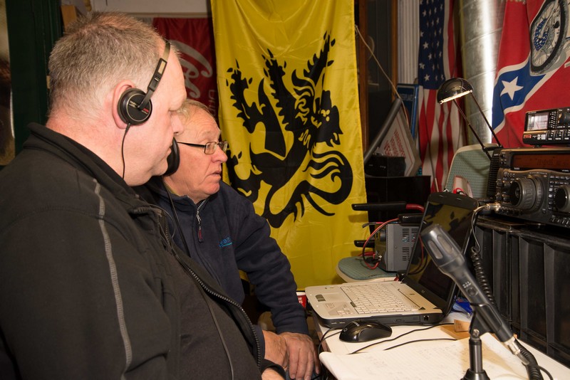 Wicher PD0WR en Jille PA1DV achter het 10m station. Hier was het minste te doen.