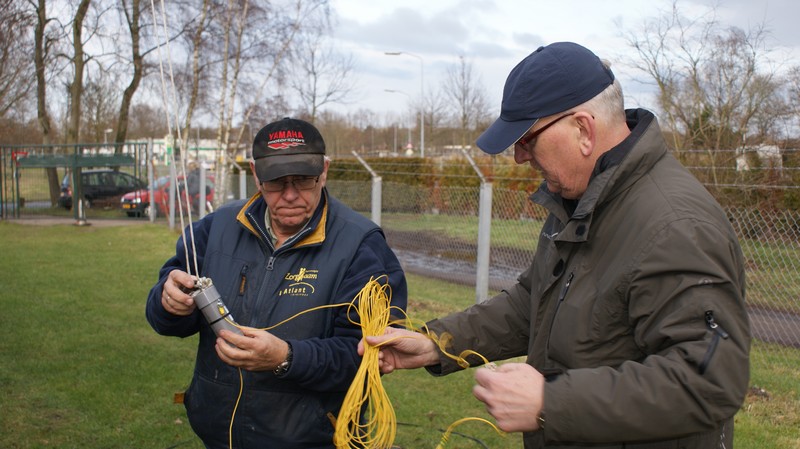 De 80m dipool werd gereed gemaakt voor ophanging