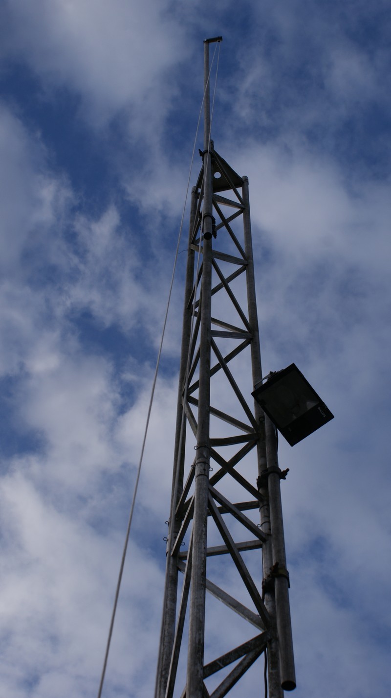 De 80m mast met een katrol bovenop de top!