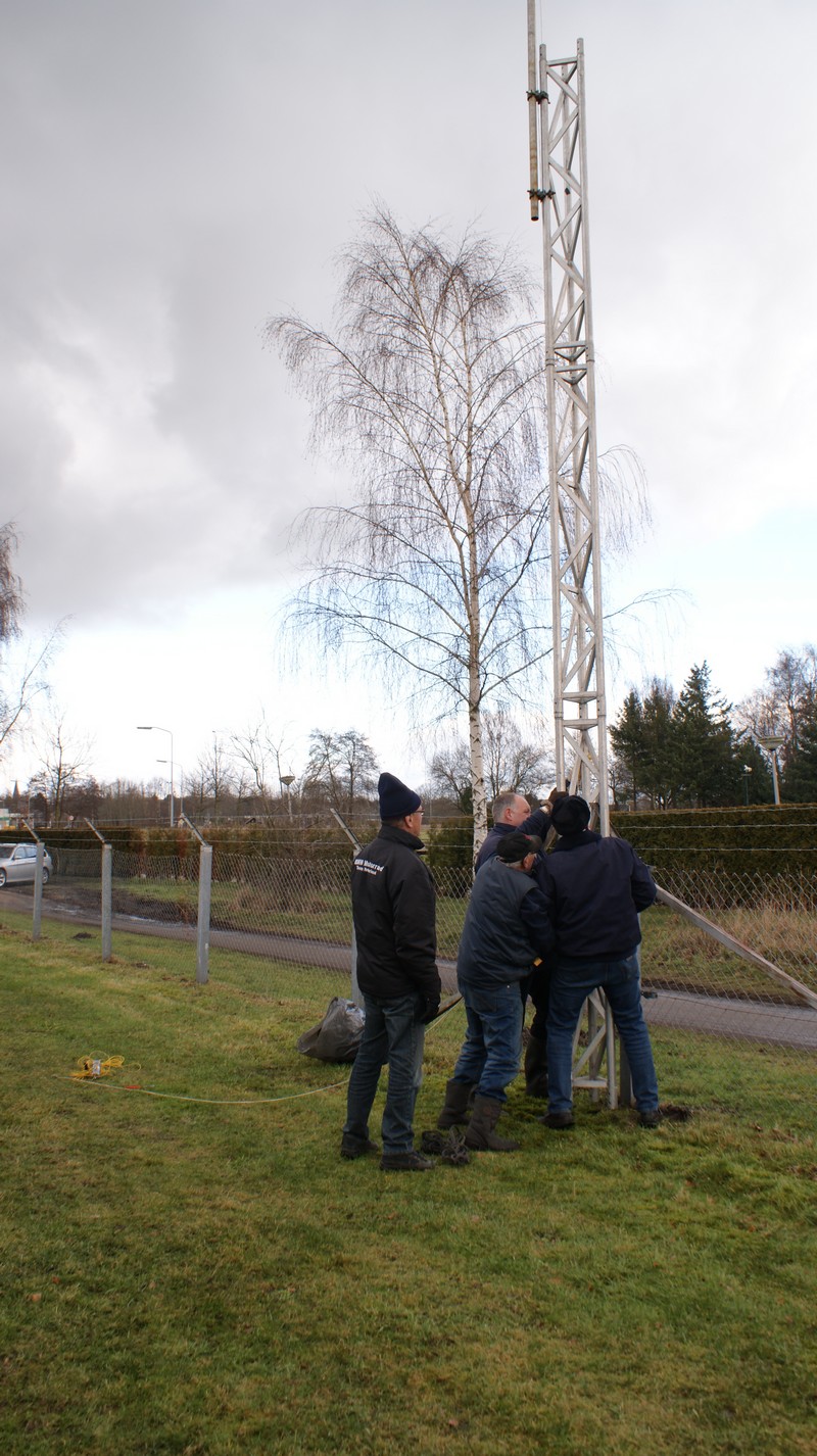 De 40m mast wordt opgezet door het A-team