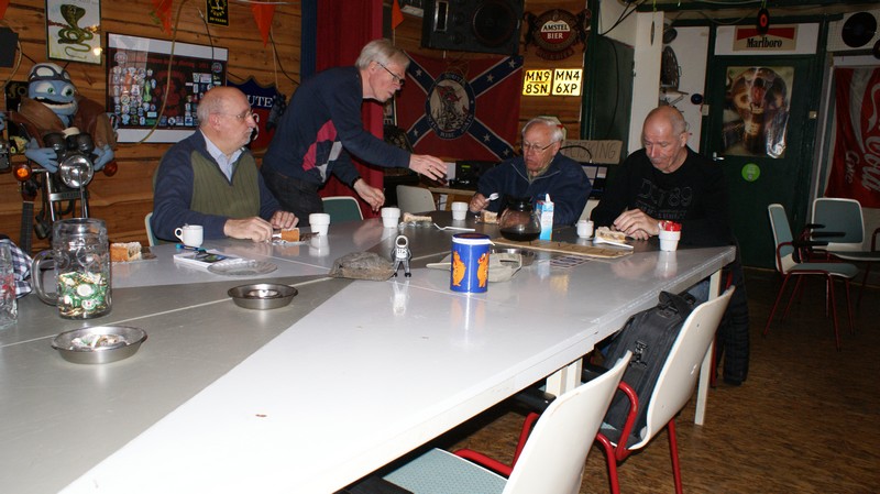 Ben, Hans, Jille en Henk aan de koffie.