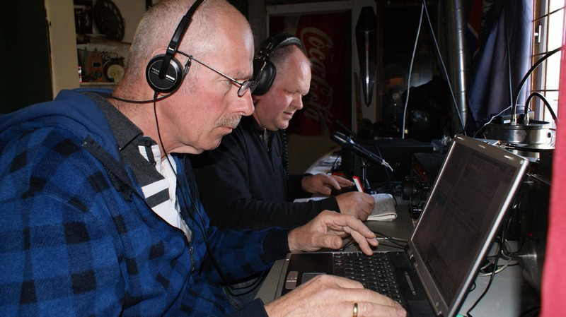 Samen gaat het beter. Henk PA3BPZ en Wicher PD0WR op 20 meter.
