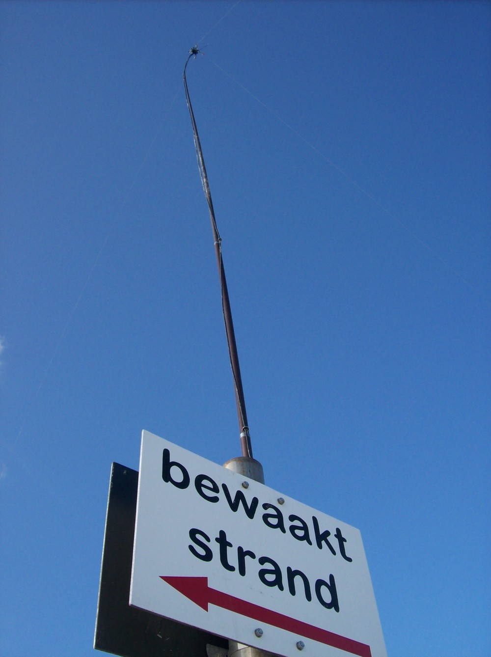De telescoop hengel naast het paaltje gebonden.