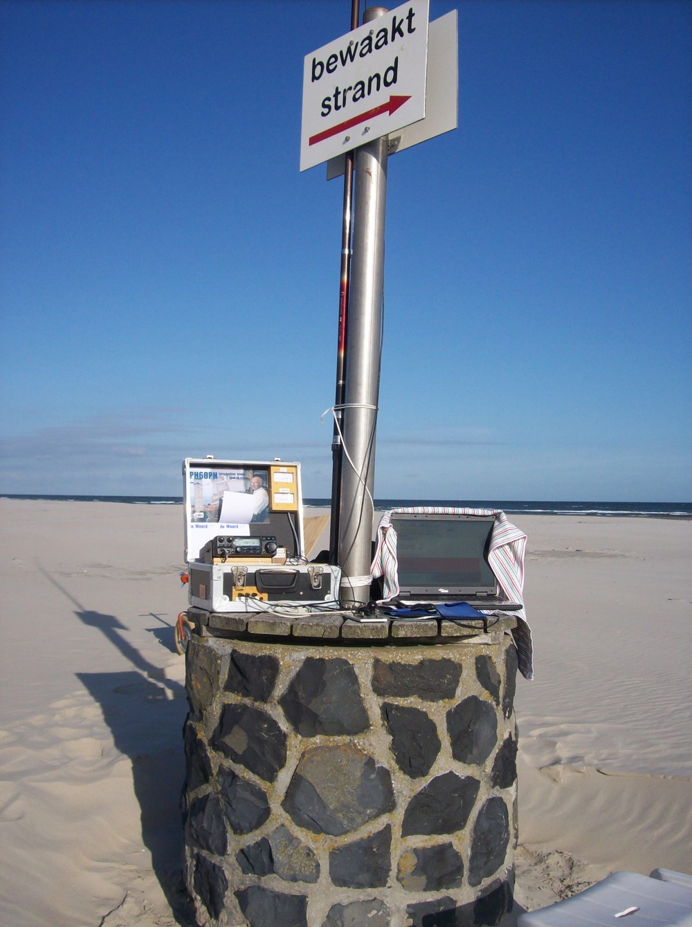 Een handdoek ter bescherming tegen het zand en de zon.