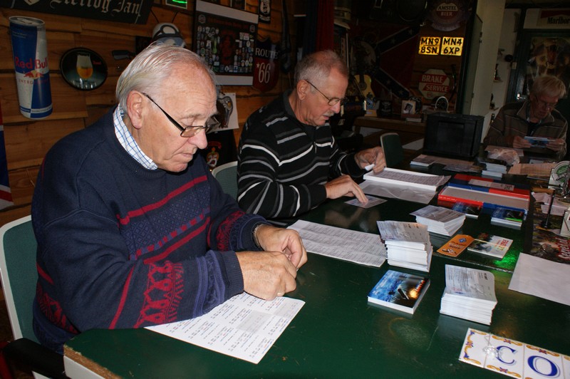 Jille PA1DV en onze Commandant hoofd-plakker Henk PA0HFT.