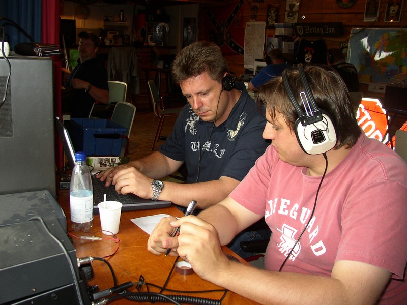 Dennis PD4R en Jim PA2JIM achter het 70 cm station.