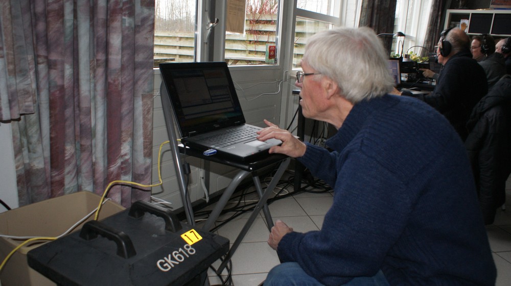 Netwerkoperator Hans PA0WYS. Alles werd centraal gelogd door het programma N1MM 